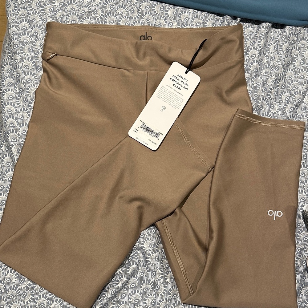 ALO airlift high waist conceal zip capri